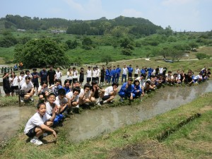 田植え参加の中学生